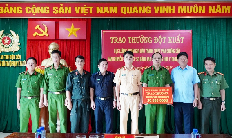 VPUB – Chủ tịch UBND tỉnh trao thưởng đột xuất thành tích triệt phá đường dây ma túy