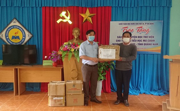 Đoàn Thanh niên Kiểm toán nhà nước trao Tủ sách thanh niên năm 2021