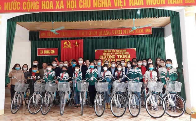 Công Đoàn Kiểm toán nhà nước chuyên ngành III tặng 115 xe đạp cho học sinh nghèo của huyện Đô Lương và Thanh Chương, tỉnh Nghệ An