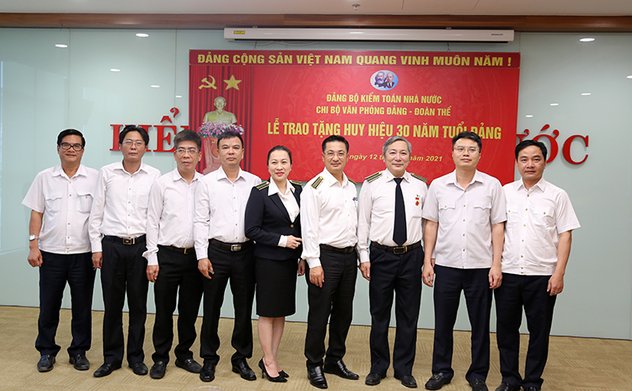 Trao tặng Huy hiệu 30 năm tuổi đảng cho đảng viên thuộc Chi bộ Văn phòng Đảng – Đoàn thể