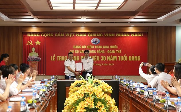Trao Huy hiệu 30 năm tuổi Đảng cho Phó Tổng Kiểm toán nhà nước Nguyễn Tuấn Anh