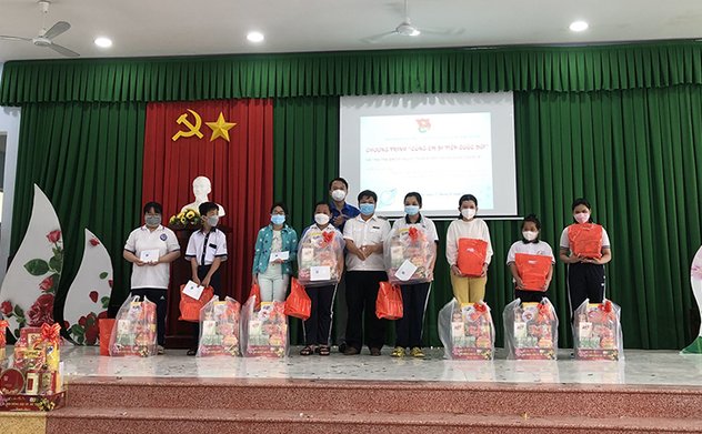 Đoàn Thanh niên Kiểm toán nhà nước tặng quà Tết cho trẻ mồ côi tại Tiền Giang