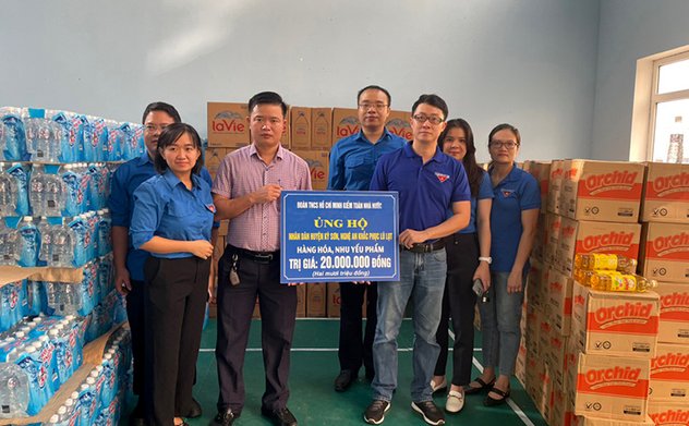 Đoàn Thanh niên Kiểm toán nhà nước ủng hộ nhân dân huyện Kỳ Sơn, Nghệ An khắc phục khó khăn sau bão lũ