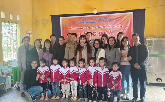 Kiểm toán nhà nước chuyên ngành V tặng cơ sở vật chất cho điểm lẻ Xiêng, Trường mầm non Tân Lập, Yên Bái