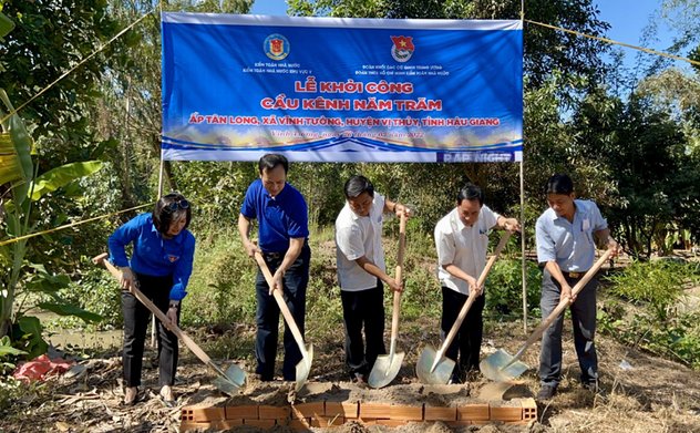 Đoàn thanh niên Kiểm toán nhà nước xây dựng cầu giao thông nông thôn tại Hậu Giang