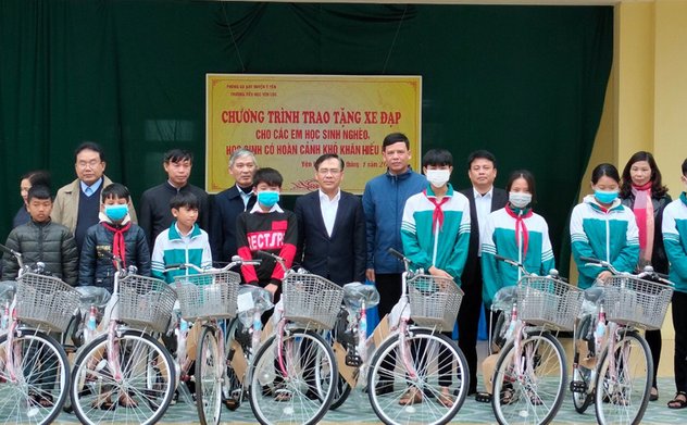 Văn phòng Ban cán sự đảng, Đảng ủy, Đoàn thể Kiểm toán nhà nước trao tặng xe đạp cho các em học sinh nghèo, hiếu học tại Nam Định