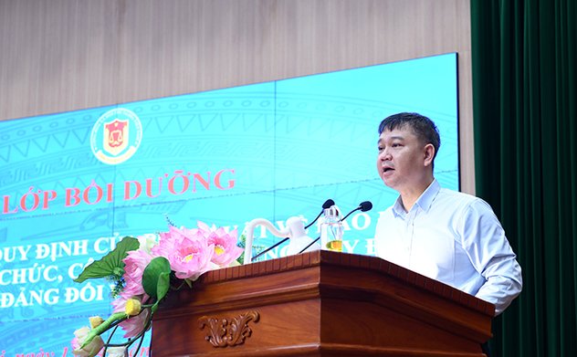 Bồi dưỡng cập nhật các quy định pháp luật về đạo đức, kỷ luật công chức, công vụ, những quy định liên quan của Đảng đối với Đảng viên