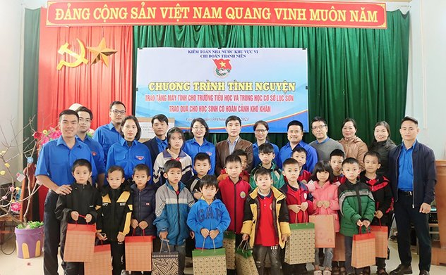 Chi đoàn thanh niên KTNN khu vực VI tặng máy tính, quà tại trường Tiểu học và Trung học cơ sở Lục Sơn, Bắc Giang
