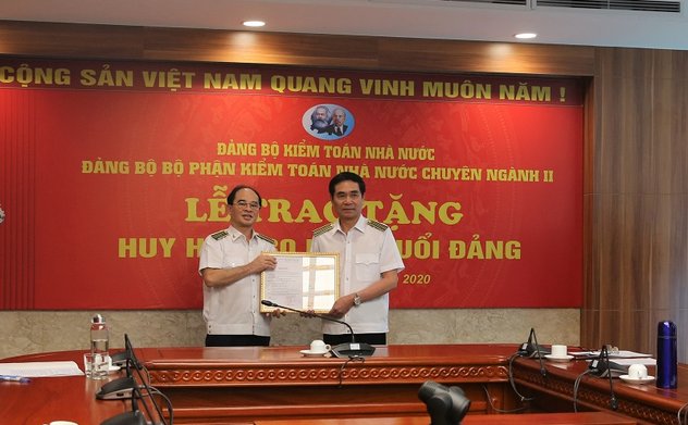 Lễ trao Huy hiệu 30 năm tuổi đảng cho đồng chí Mai Vinh, Kiểm toán trưởng KTNN Chuyên ngành II
