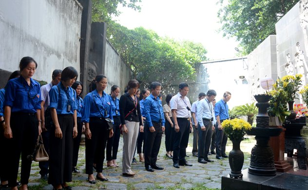 Đoàn Thanh niên Văn phòng KTNN dâng hương tại Đài tưởng niệm các anh hùng, liệt sĩ Nhà tù Hỏa Lò, Hà Nội