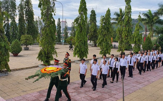 Kiểm toán nhà nước khu vực VIII dâng hương tưởng niệm tại Nghĩa trang liệt sĩ Hòn Dung, thành phố Nha Trang