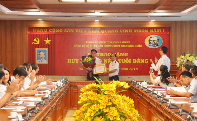 Trao Huy hiệu 30 năm tuổi Đảng cho đảng viên thuộc Đảng bộ bộ phận Văn phòng Kiểm toán nhà nước