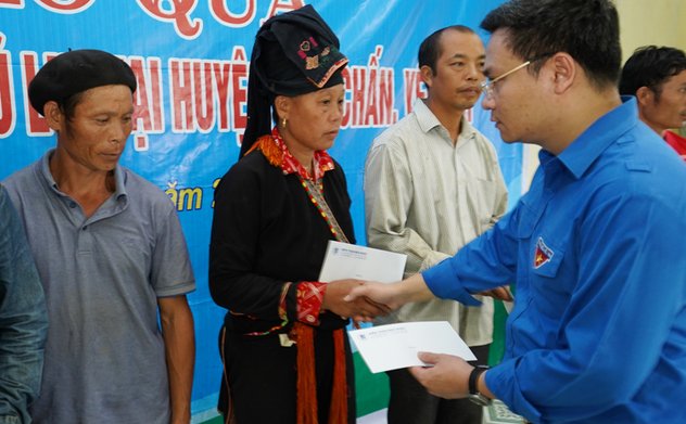 Đoàn Thanh niên Kiểm toán nhà nước chia sẻ khó khăn với đồng bào bị ảnh hưởng bão lụt tại huyện Văn Chấn, Yên Bái