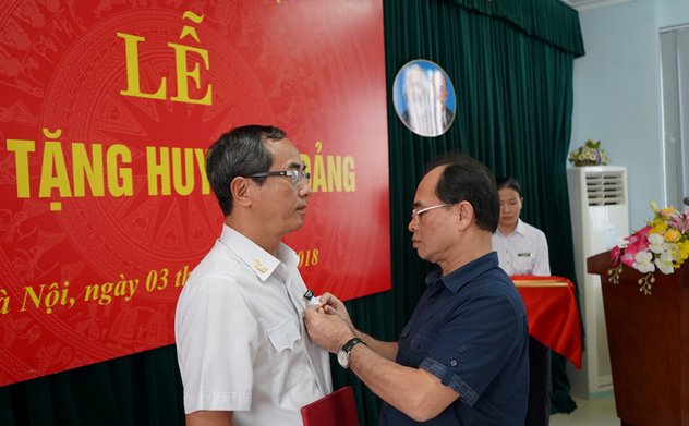 Tặng Huy hiệu 30 năm tuổi đảng cho đảng viên của Đảng bộ KTNN khu vực I