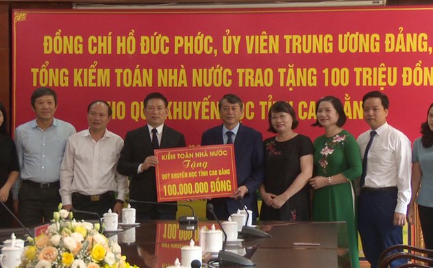 Tổng Kiểm toán nhà nước Hồ Đức Phớc  thăm và tặng quà Quỹ Khuyến học tỉnh Cao Bằng