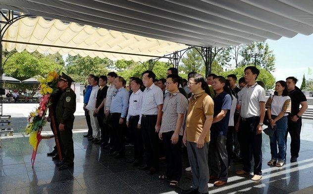 Đoàn cán bộ KTNN khu vực I viếng các Anh hùng liệt sỹ tại tỉnh Quảng Trị