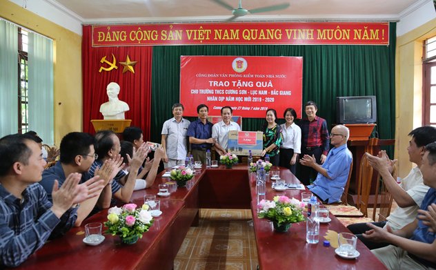 Công đoàn Văn phòng KTNN tặng quà cho Trường THCS Cương Sơn, huyện Lục Nam, tỉnh Bắc Giang