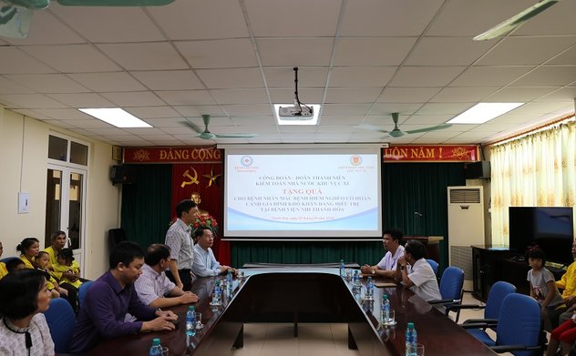 Công đoàn, Chi đoàn Thanh niên KTNN khu vực XI tổ chức thăm hỏi, tặng quà cho các bệnh nhân hoàn cảnh khó khăn.