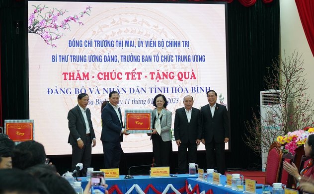 Ủy viên Bộ Chính trị, Bí thư Trung ương Đảng, Trưởng Ban Tổ chức Trung ương Trương Thị Mai thăm và tặng quà người nghèo tại tỉnh Hòa Bình