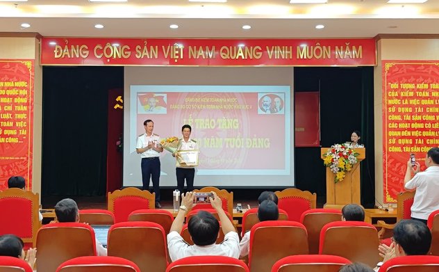 Đảng ủy Kiểm toán nhà nước khu vực V tổ chức trao tặng huy hiệu 30 năm tuổi Đảng và Hội nghị Chuyên đề