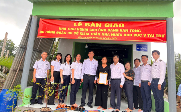 Kiểm toán nhà nước khu vực V trao tặng nhà tình nghĩa cho gia đình thương binh