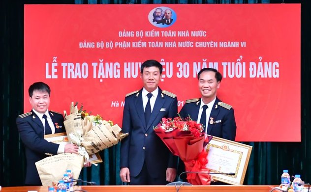 Đảng bộ bộ phận KTNN chuyên ngành VI tổ chức Lễ trao Huy hiệu 30 năm tuổi Đảng