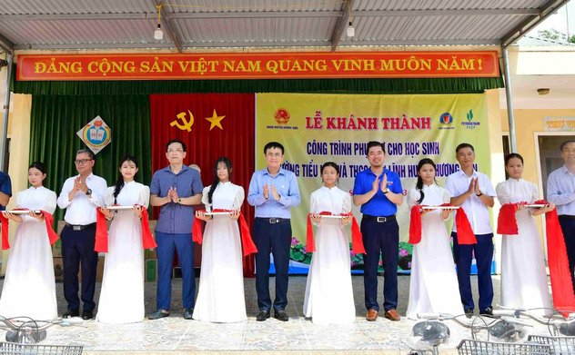 Kiểm toán nhà nước và nhà tài trợ bàn giao công trình phụ trợ và hỗ trợ thầy, trò trường Sơn Lĩnh