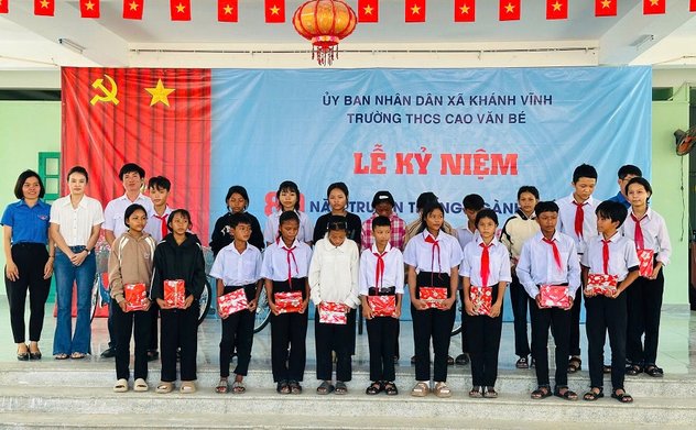 Chi đoàn thanh niên Kiểm toán nhà nước khu vực VIII: Tặng quà học sinh nghèo Trường Trung học cơ sở Cao Văn Bé trước thềm năm học mới