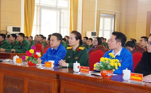 Kiểm toán nhà nước Chuyên ngành Ia, Bộ Tư lệnh Thủ đô Hà Nội phối hợp trao quà cho thanh niên có hoàn cảnh khó khăn