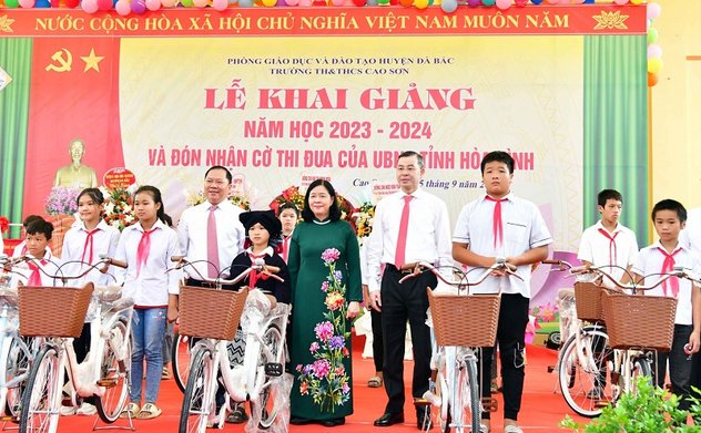 Bí thư Trung ương Đảng, Trưởng Ban Dân vận Trung ương và Ủy viên Trung ương Đảng, Tổng Kiểm toán nhà nước dự Lễ khai giảng tại Hòa Bình