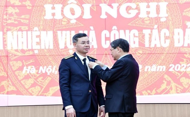 The State Auditor General Ngo Van Tuan was awarded the First Class Labor Medal