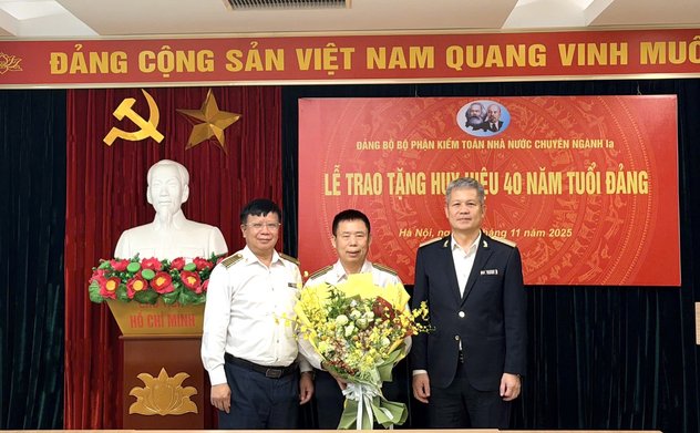 Trao Huy hiệu 40 năm tuổi Đảng cho đồng chí Nguyễn Như Sỹ - KTNN chuyên ngành Ia