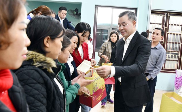 Uỷ viên Ban chấp hành Trung ương Đảng, Tổng Kiểm toán nhà nước Ngô Văn Tuấn trao quà Tết cho người nghèo tại tỉnh Bắc Ninh