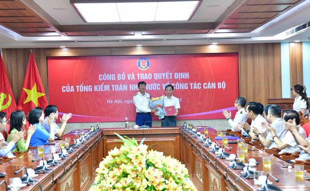 Trao Quyết định nghỉ hưu cho ông Nguyễn Hữu Tuy