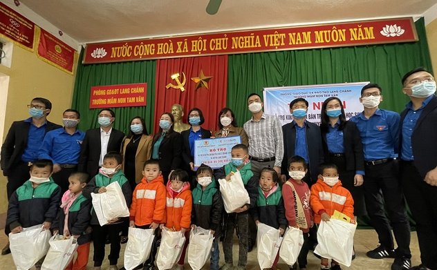 Đoàn Thanh niên KTNN chuyên ngành VII hỗ trợ kinh phí ăn bán trú cho học sinh mầm non có hoàn cảnh khó khăn tại Thanh Hóa