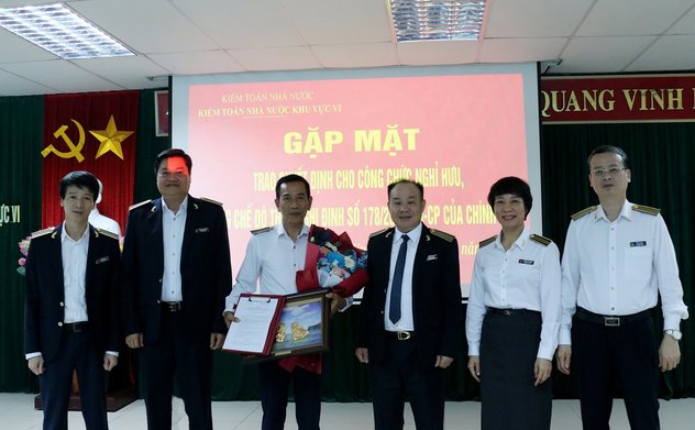 Kiểm toán nhà nước khu vực VI trao quyết định nghỉ hưu trước tuổi