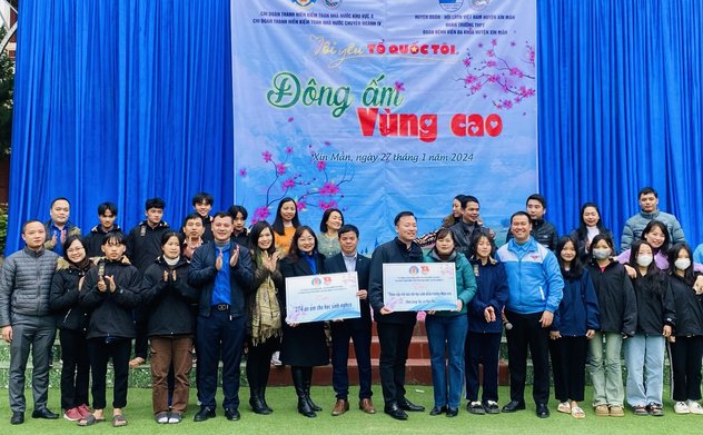 “Đông ấm vùng cao”, tặng áo ấm cho học sinh nghèo