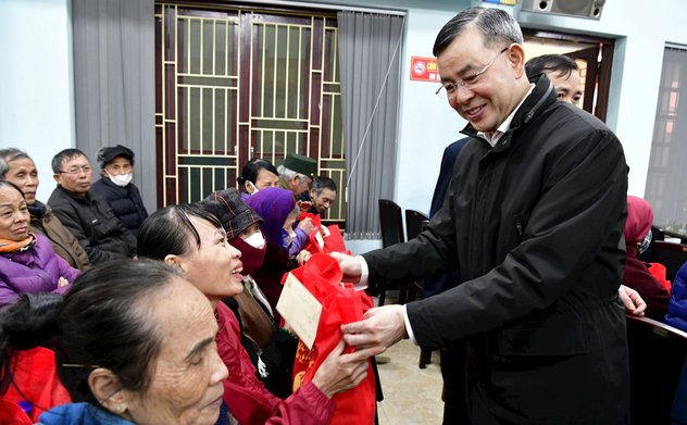 Tổng Kiểm toán nhà nước Ngô Văn Tuấn thăm, tặng quà gia đình chính sách, công nhân nghèo tại Bắc Ninh