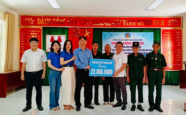 Kiểm toán nhà nước khu vực II trao quà từ thiện tại tỉnh Nghệ An