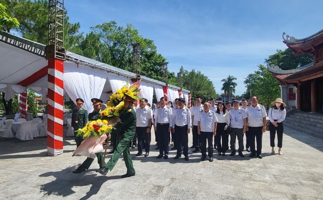 KTNN chuyên ngành Ia dâng hương, dâng hoa tri ân tại Nghĩa trang Liệt sĩ quốc tế Việt - Lào