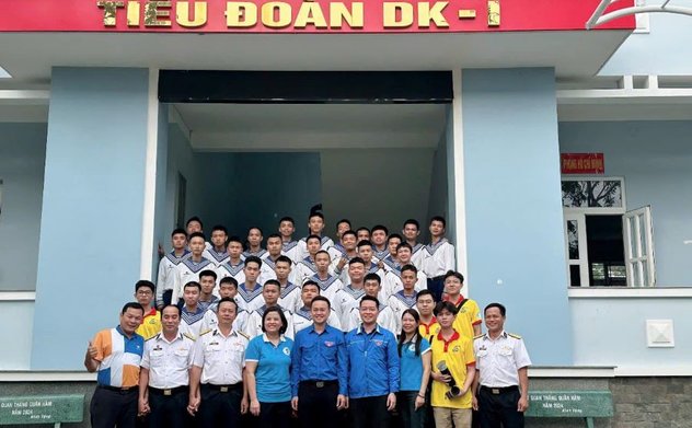 Chi đoàn KTNN chuyên ngành Ia phối hợp với các đơn vị trao quà Xuân biên giới - Tết hải đảo cho cán bộ chiến sỹ nhà giàn DK1