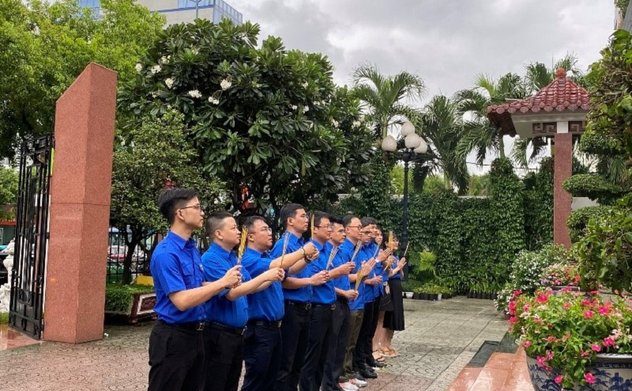 Chi đoàn Kiểm toán nhà nước chuyên ngành VI dâng hương tưởng niệm các anh hùng liệt sĩ tại quận Phú Nhuận, thành phố Hồ Chí Minh