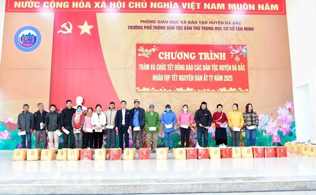 Công đoàn Kiểm toán nhà nước thăm, tặng quà hộ nghèo tại tỉnh Hòa Bình