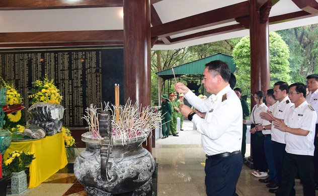 Hội Cựu chiến binh KTNN và KTNN chuyên ngành Ib dâng hương tại Khu di tích Quốc gia Ngã ba Đồng Lộc