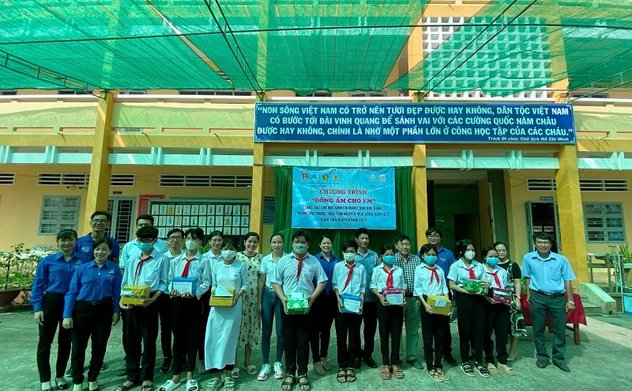 Chi đoàn KTNN khu vực IX tặng quà cho học sinh vượt khó học tốt tại Trường THCS Rạch Gầm và Trường THCS Phú Phong thuộc huyện Châu Thành, tỉnh Tiền Giang