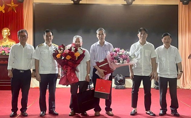 KTNN khu vực II: Trao Quyết định nghỉ hưu đối với 2 công chức