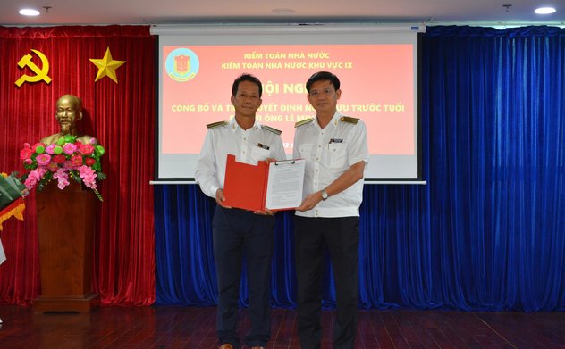 Kiểm toán nhà nước khu vực IX: Công bố và trao Quyết định của Tổng KTNN về việc nghỉ hưu trước tuổi đối với công chức