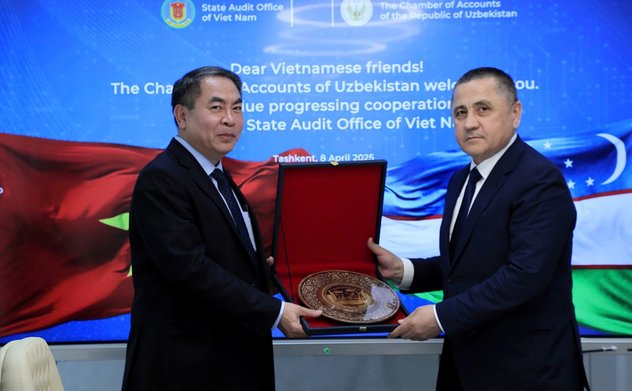 Deputy Auditor General Tran Minh Khuong works with the Chamber of Accounts of the Republic of Uzbekistan