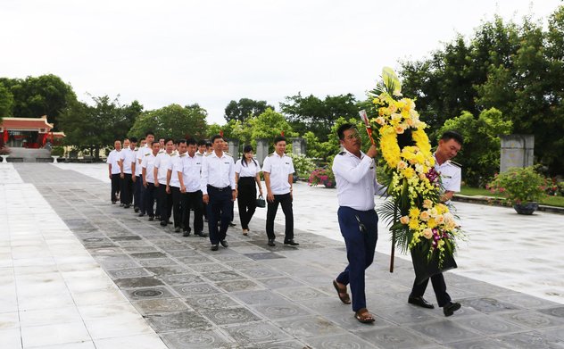 Kiểm toán nhà nước khu vực XI dâng hương tri ân các anh hùng, liệt sỹ