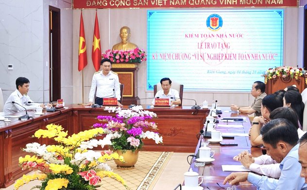 Trao tặng Kỷ niệm chương “Vì sự nghiệp Kiểm toán nhà nước” cho lãnh đạo tỉnh Kiên Giang